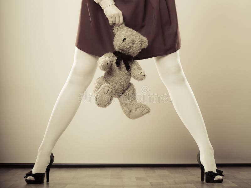 Kindliche Frau mit Teddybärspielzeug stockfotos