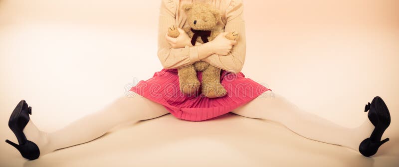 Kindliche Frau mit Teddybär stockfoto