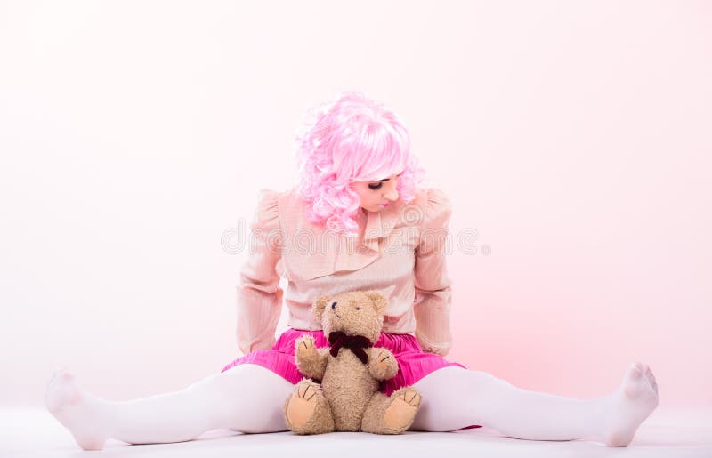 Kindliche Frau mit Teddybärspielzeug stockbilder