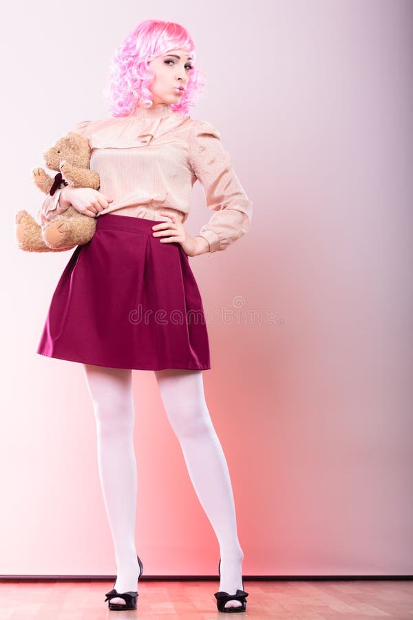 Kindliche Frau mit Teddybärspielzeug lizenzfreie stockbilder