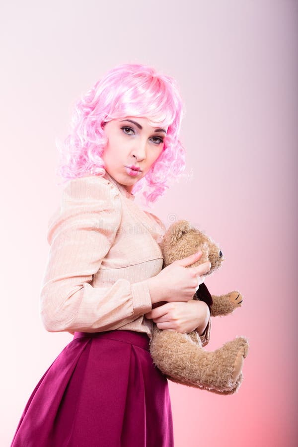 Kindliche Frau mit Teddybärspielzeug lizenzfreies stockfoto