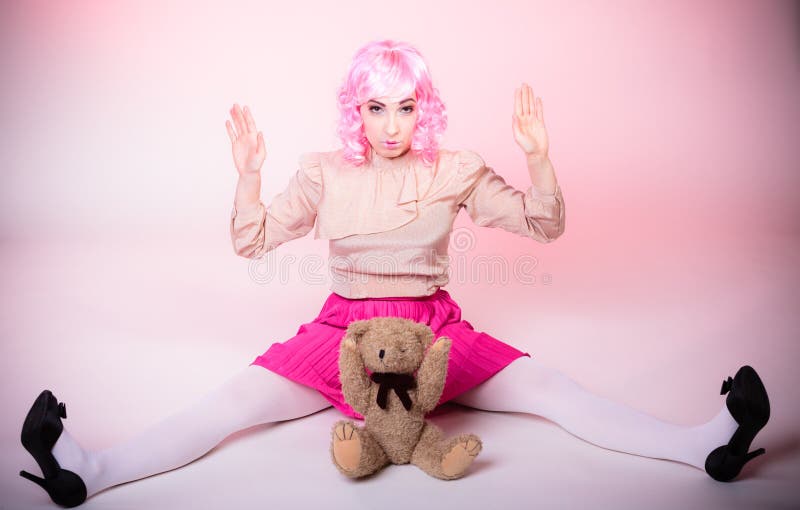 Kindliche Frau mit Teddybärspielzeug lizenzfreie stockfotos