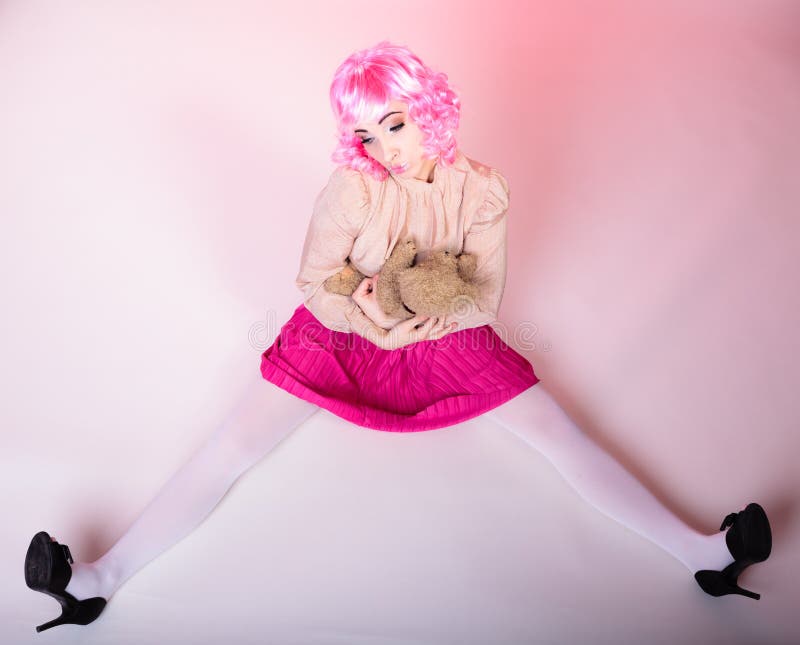 Kindliche Frau mit Teddybär stockbild
