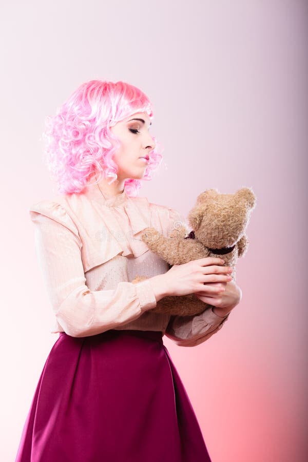 Kindliche Frau mit Teddybärspielzeug lizenzfreie stockfotografie