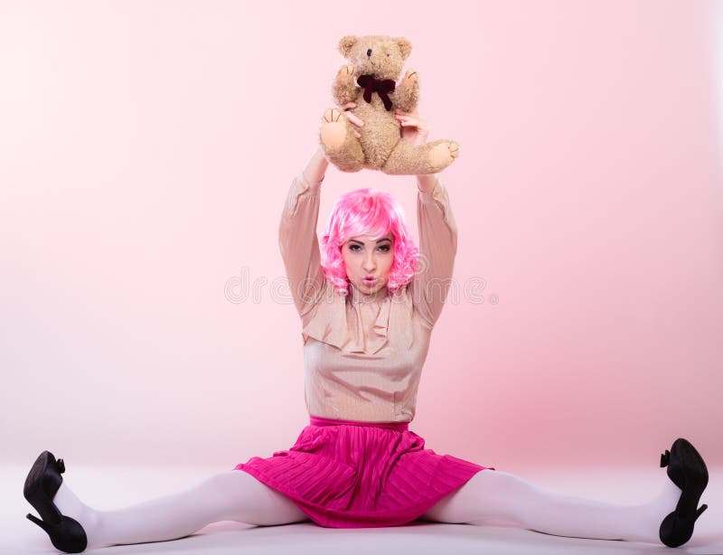 Kindliche Frau mit Teddybärspielzeug stockfoto