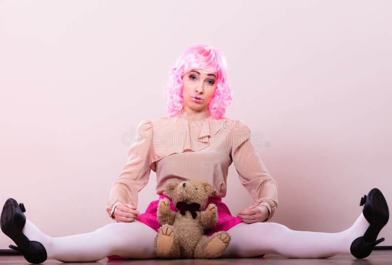 Kindliche Frau mit Teddybärspielzeug lizenzfreie stockbilder