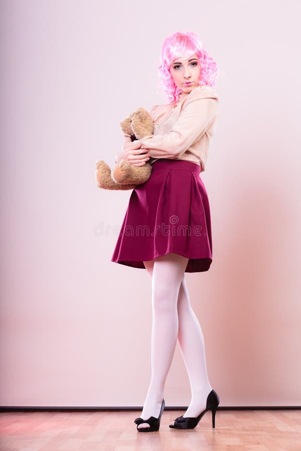 Kindliche Frau mit Teddybärspielzeug stockfoto