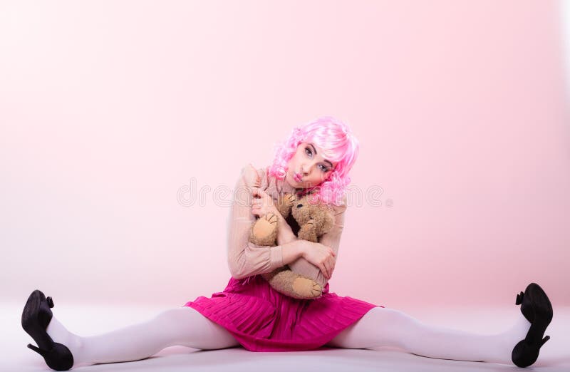 Kindliche Frau mit Teddybärspielzeug stockbild