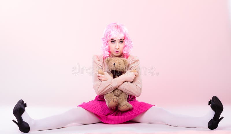 Kindliche Frau mit Teddybärspielzeug lizenzfreie stockfotografie