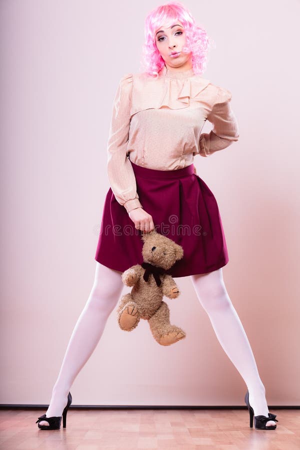 Kindliche Frau mit Teddybär stockfotos