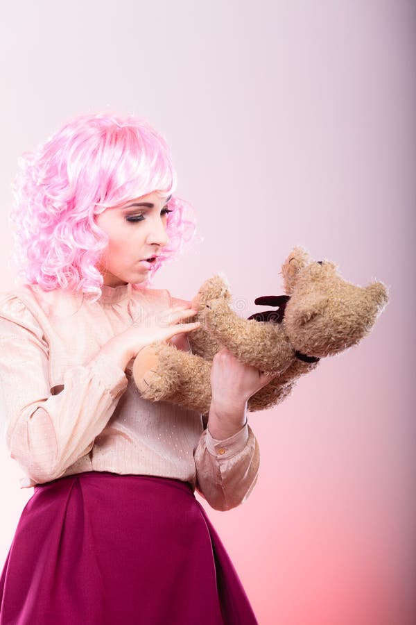 Kindliche Frau mit Teddybärspielzeug stockfotografie