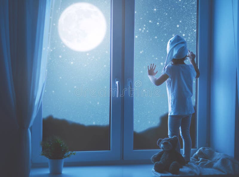 Kindmeisje die bij venster sterrige hemel dromen bij bedtijd