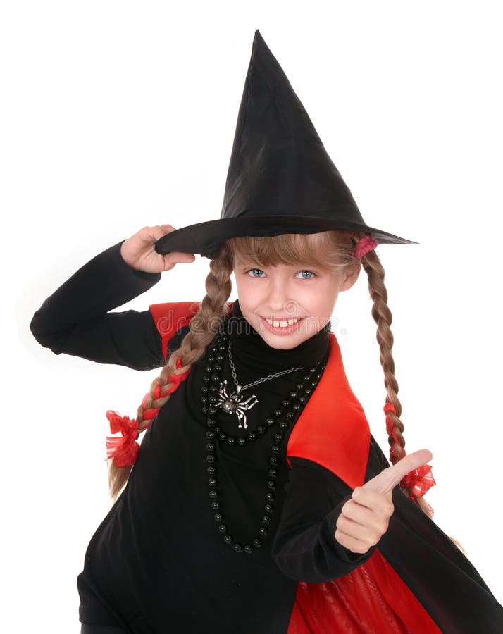 Kindmädchenhexe im schwarzen Kostüm mit dem Daumen. stockfotografie
