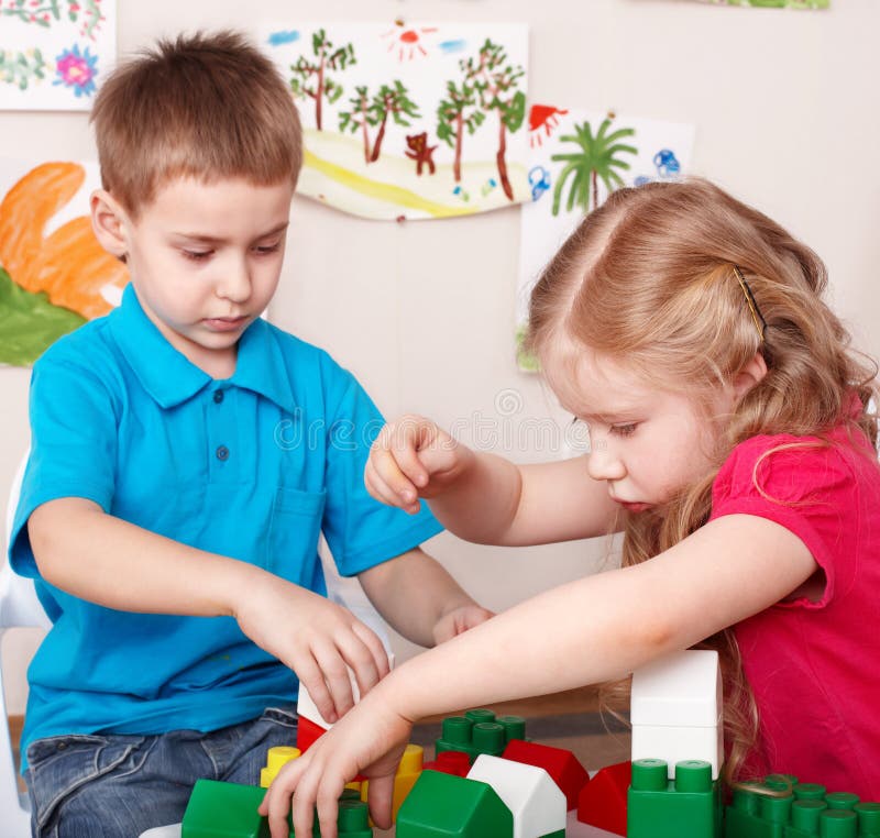 Glückliche Kinder, Die Blöcke Mit Zahlen Halten Stockbild - Bild Von  Zahlen, Blöcke: 22809469