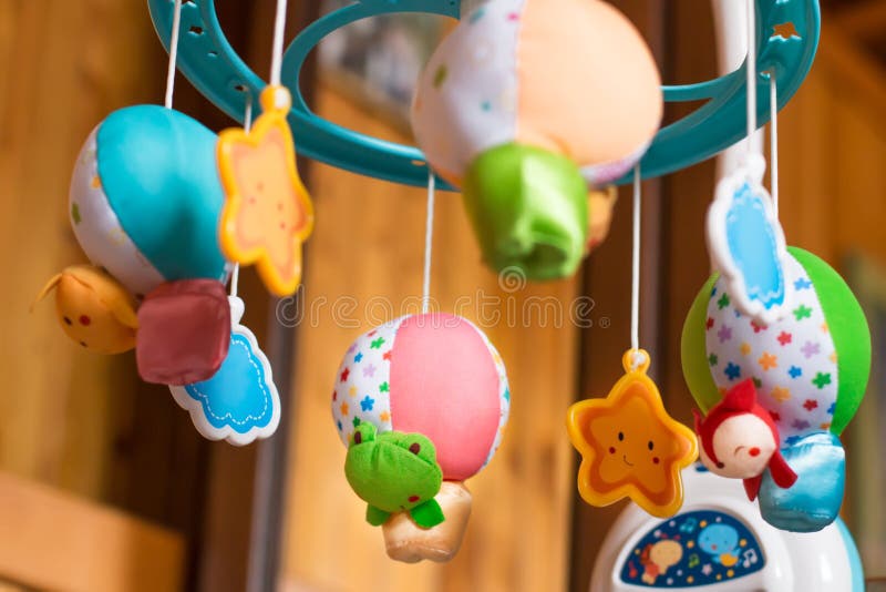 Kindstuk speelgoed muzikale mobiele luchtballons met dieren die uit gluren royalty-vrije stock foto's Kindstuk speelgoed muzikale mobiele luchtballons met dieren die uit gluren royalty-vrije stock foto's