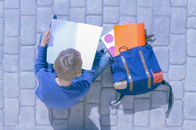 Kindzitting ter plaatse en wegknippend door notitieboekjepagina's stock afbeelding Kindzitting ter plaatse en wegknippend door notitieboekjepagina's stock afbeelding