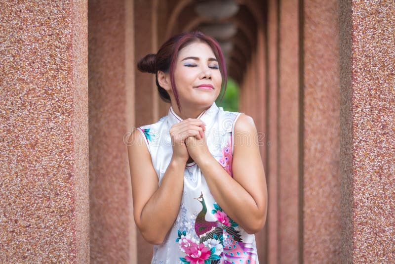 Kinesisk kvinna Asiatisk ung flicka som bär Kina den traditionella dressingen för kinesisk kultur för nytt år arkivfoton Kinesisk kvinna Asiatisk ung flicka som bär Kina den traditionella dressingen för kinesisk kultur för nytt år arkivfoton