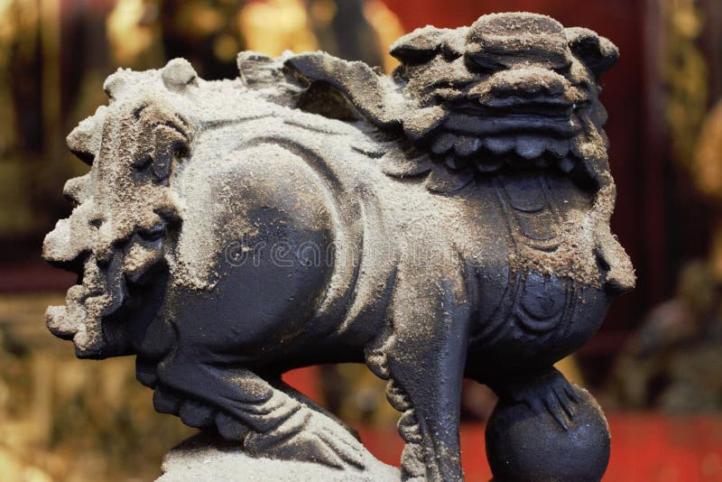 Kinesisk lejonstaty vid Sam Kai Vui Kun, Kuan Tai Temple, Macau, Kina arkivfoto Kinesisk lejonstaty vid Sam Kai Vui Kun, Kuan Tai Temple, Macau, Kina arkivfoto