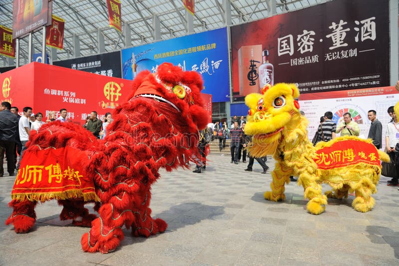 Kinesisk liondans arkivbild Kinesisk liondans arkivbild