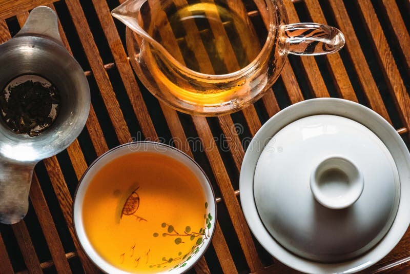 Kinesisk teceremoni, bästa sikt för teservis, Gaiwan, piala, bunke och trätetabell royaltyfri fotografi Kinesisk teceremoni, bästa sikt för teservis, Gaiwan, piala, bunke och trätetabell royaltyfri fotografi