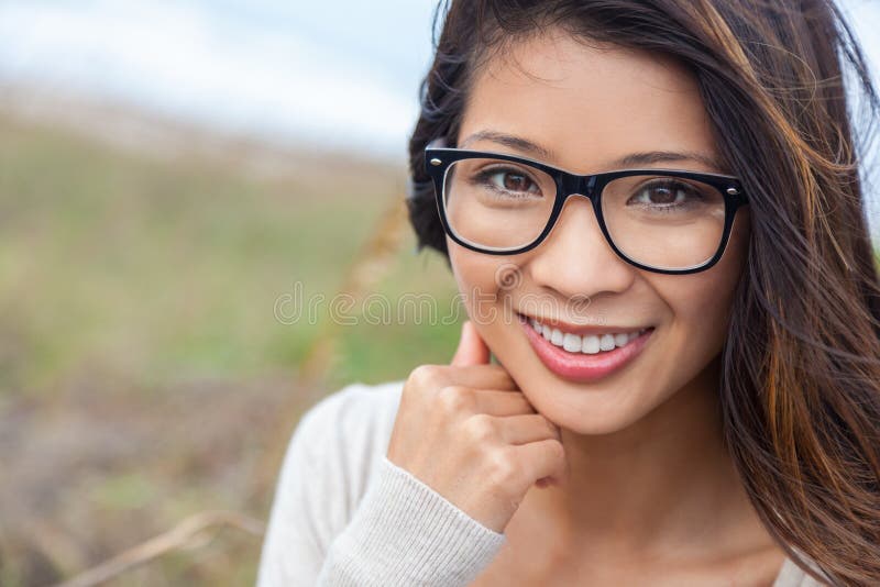 Kinesisk ung kvinna eller flicka med glasögon