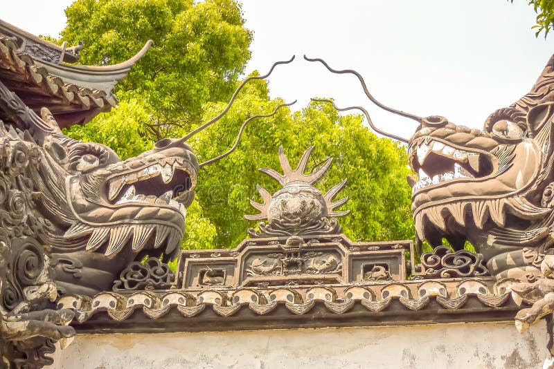 Kinesiska drakar i Yuyuan-trädgården, Shanghai arkivbild