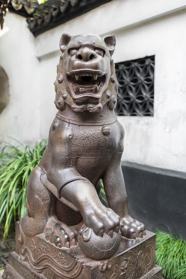 Kinesiskt imperialistiskt shanghai för lejonYuyuan trädgård porslin royaltyfria foton