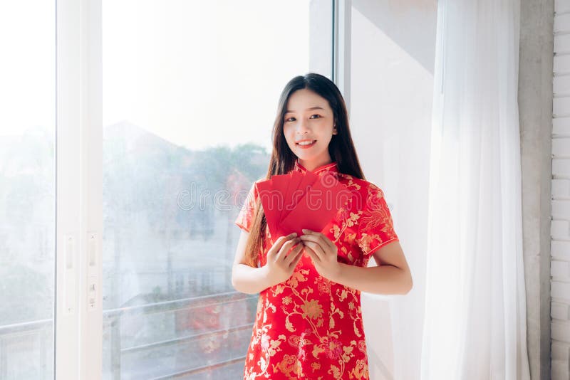 Kinesiskt nytt år av den asiatiska kvinnan för ståendeskönhet med den kinesiska klänningen royaltyfri foto Kinesiskt nytt år av den asiatiska kvinnan för ståendeskönhet med den kinesiska klänningen royaltyfri foto