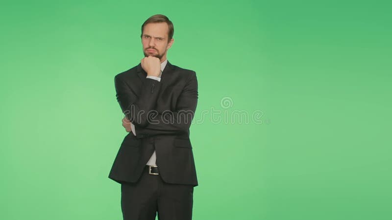 Kinetisch gedrag een mens in een pak op een groene achtergrond hromakey