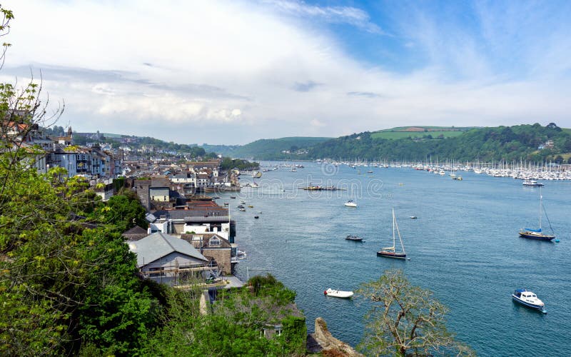 Kingswear mitt emot Dartmouth på pilbreda flodmynningen, Devon, Förenade kungariket, Maj 21, 2018 royaltyfri fotografi Kingswear mitt emot Dartmouth på pilbreda flodmynningen, Devon, Förenade kungariket, Maj 21, 2018 royaltyfri fotografi