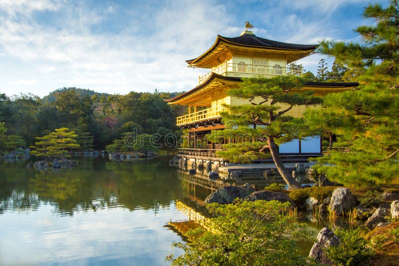 Kinkakuji guld- paviljong i Kyoto, Japan royaltyfria bilder Kinkakuji guld- paviljong i Kyoto, Japan royaltyfria bilder