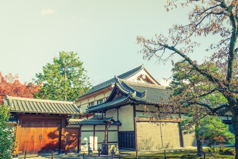 Kinkakuji tempel den guld- paviljongen i Kyoto, Japan (filter arkivbilder Kinkakuji tempel den guld- paviljongen i Kyoto, Japan (filter arkivbilder