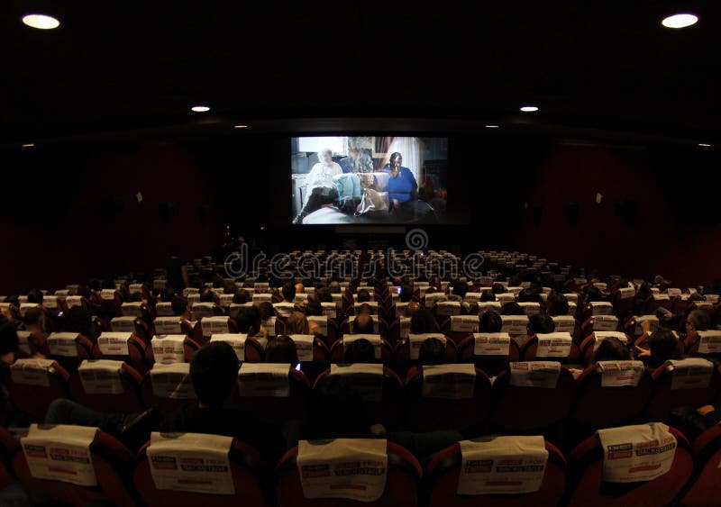 Kino voll von den Leuten, die einen Film aufpassen stockfotos Kino voll von den Leuten, die einen Film aufpassen stockfotos
