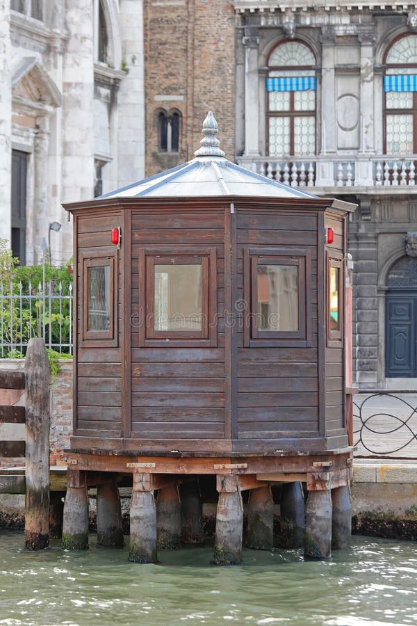 Fenêtre kiosque de la forêt