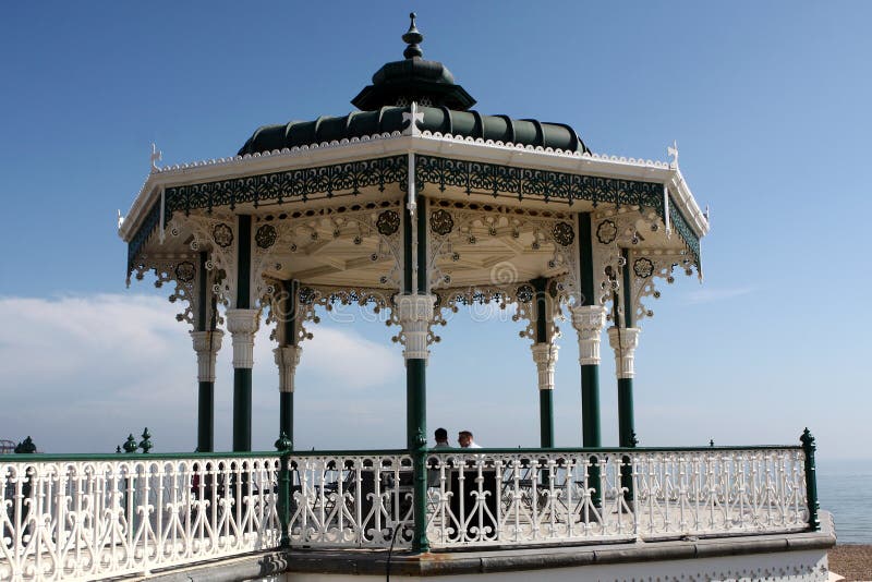 Kiosque à musique chez Brighton Pier, Angleterre photo libre de droits Kiosque à musique chez Brighton Pier, Angleterre photo libre de droits