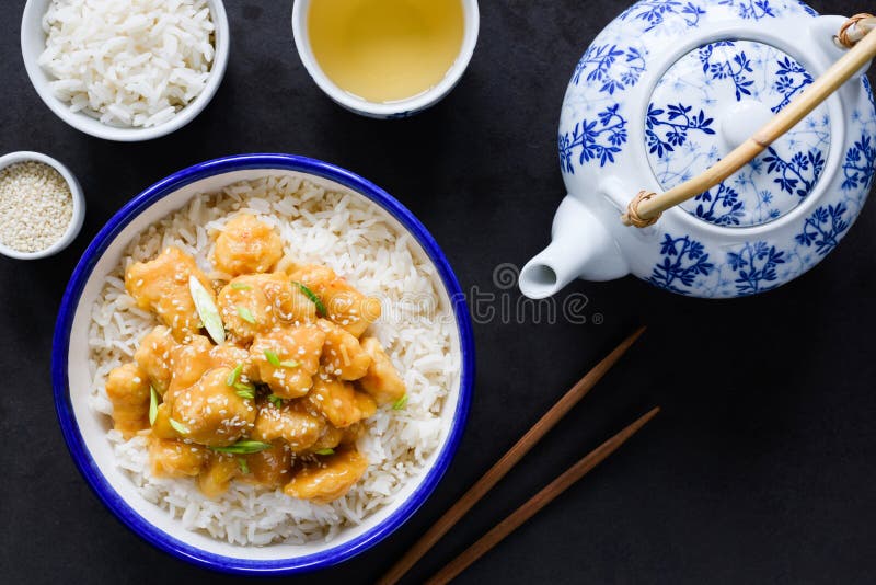 Kip met rijst, sesamzaden en groene thee Chinese keuken royalty-vrije stock fotografie Kip met rijst, sesamzaden en groene thee Chinese keuken royalty-vrije stock fotografie
