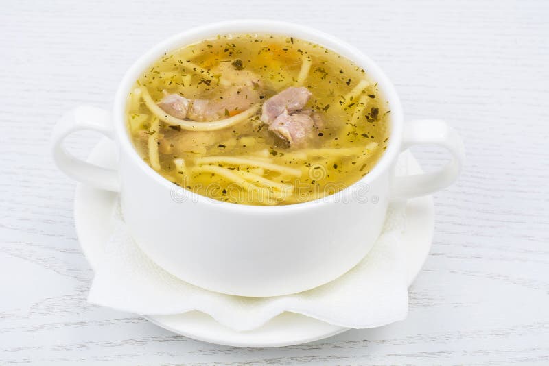 Kippen Hete Bouillon Met Vermicelli in Witte Soepkom Stock Afbeelding