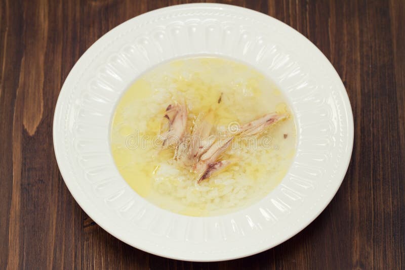 Kippenbouillon met rijst en kip in witte schotel stock foto Kippenbouillon met rijst en kip in witte schotel stock foto