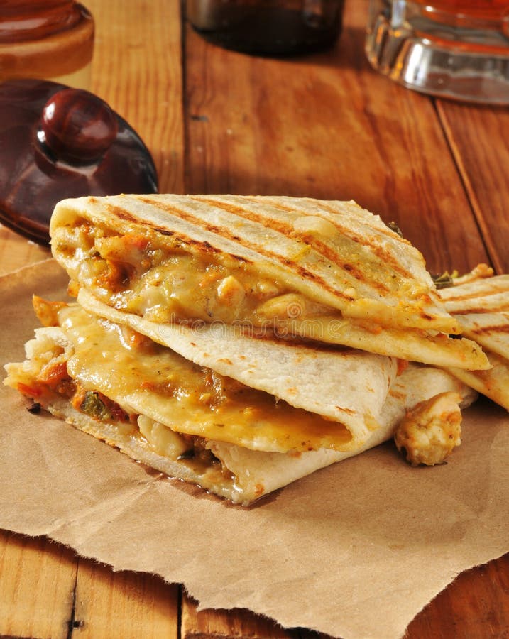 Quesadilla's, Kaas En Salsa's Voor Kip En Zwarte Bonen Stock Afbeelding