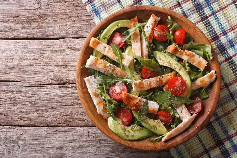 Kippensalade met avocado, arugula en tomaten horizontale bovenkant stock afbeeldingen Kippensalade met avocado, arugula en tomaten horizontale bovenkant stock afbeeldingen