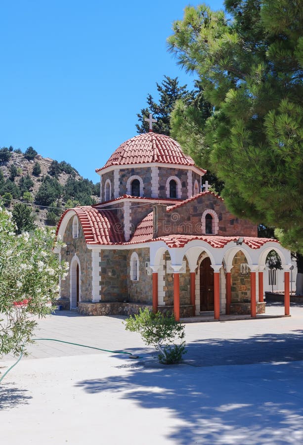 Kirche auf dem Weg zum Berg Tsambika Griechenland an einem sonnigen Tag lizenzfreie stockfotos Kirche auf dem Weg zum Berg Tsambika Griechenland an einem sonnigen Tag lizenzfreie stockfotos