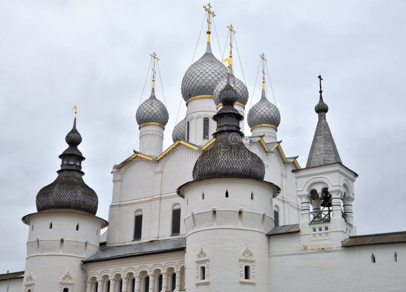 Kirche der Auferstehung Christus-Tors in Rostow der Kreml, Rostow, eins der ältesten Stadt des goldenen Ringes, Yaroslavl-Region, lizenzfreies stockfoto Kirche der Auferstehung Christus-Tors in Rostow der Kreml, Rostow, eins der ältesten Stadt des goldenen Ringes, Yaroslavl-Region, lizenzfreies stockfoto