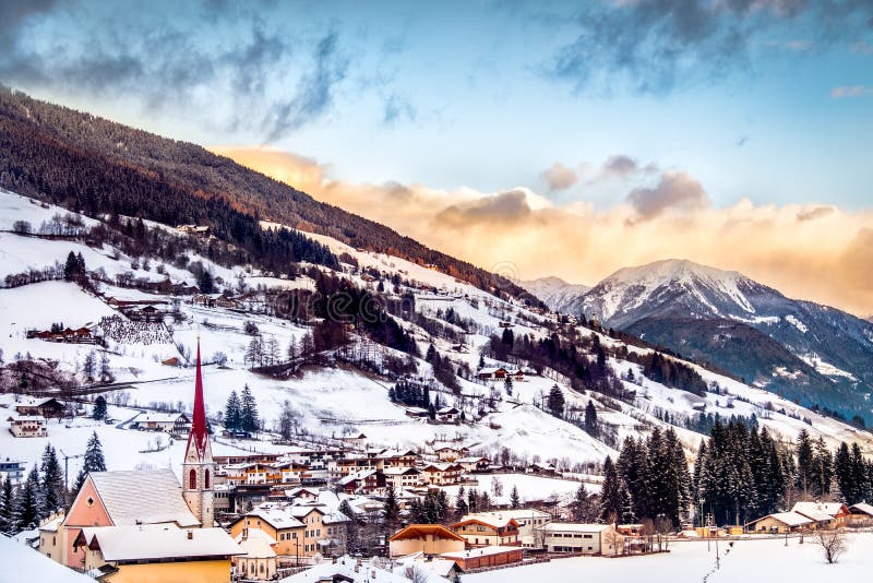 Kirche der Dolomitpanorama trentino Altetschs Val Ridanna mountai lizenzfreies stockfoto Kirche der Dolomitpanorama trentino Altetschs Val Ridanna mountai lizenzfreies stockfoto