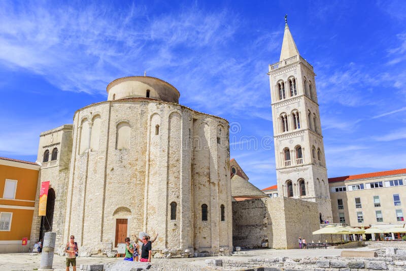 Kirche, Forum und Kathedrale St. Donat des Glockenturms St. Anastasia in Zadar, Kroatien lizenzfreie stockbilder Kirche, Forum und Kathedrale St. Donat des Glockenturms St. Anastasia in Zadar, Kroatien lizenzfreie stockbilder