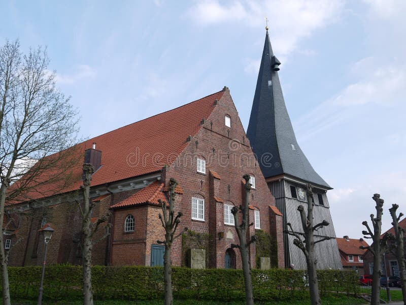 Kirche mit schrägen Wänden im Alte-Land Deutschland, Kirchenschiff gemacht vom Ziegelstein, Kirchturm getäfelt mit Holz lizenzfreies stockfoto Kirche mit schrägen Wänden im Alte-Land Deutschland, Kirchenschiff gemacht vom Ziegelstein, Kirchturm getäfelt mit Holz lizenzfreies stockfoto