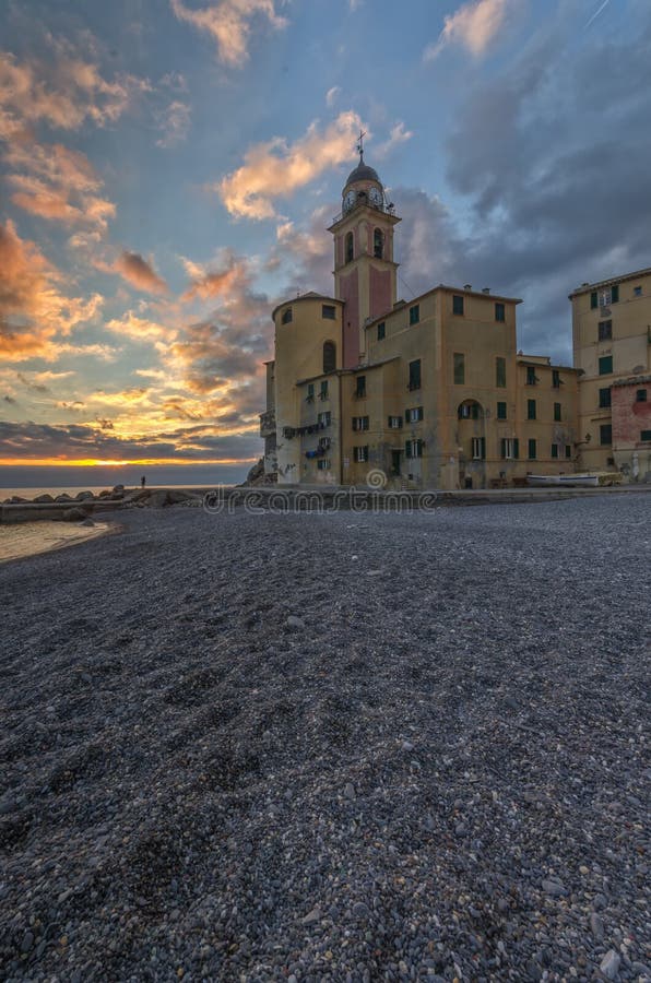 Kirche Santa Maria Assunta von Camogli und von Strand, Ligurien, Italien stockbild Kirche Santa Maria Assunta von Camogli und von Strand, Ligurien, Italien stockbild