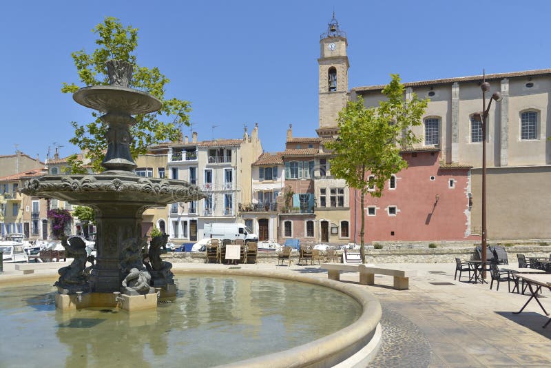 Kirche und Brunnen bei Martigues in Frankreich