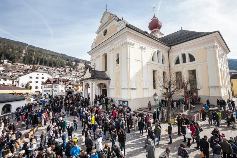 Kirche und das zuverlässige Ostern in Ortisei, Italien stockfoto Kirche und das zuverlässige Ostern in Ortisei, Italien stockfoto