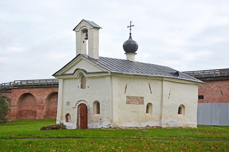 Kirche und rew stratilata novgorod kremlin in veliky novgorod
