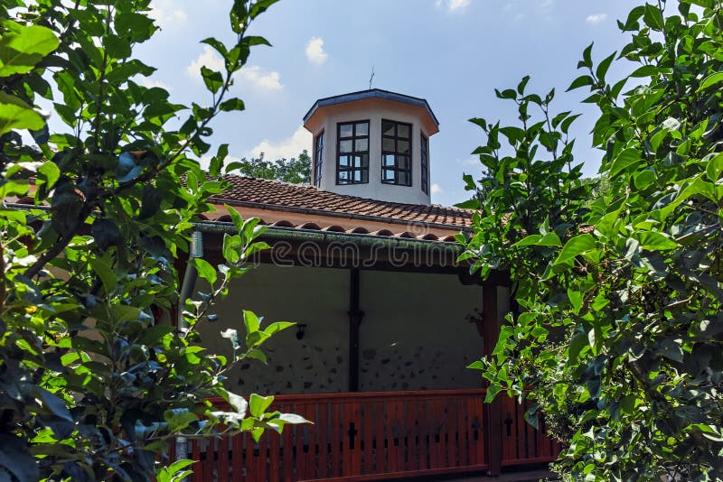 Kirche vom St George des 19. Jahrhunderts bekannt als die Kirche von ehrwürdigem Stoyna an Zlatolist-Dorf, Bulgarien lizenzfreie stockfotos Kirche vom St George des 19. Jahrhunderts bekannt als die Kirche von ehrwürdigem Stoyna an Zlatolist-Dorf, Bulgarien lizenzfreie stockfotos